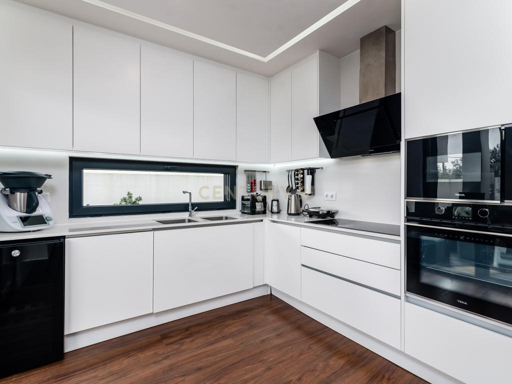 Luxuosa Moradia T3 com Vista Panorâmica em Loures, Lisboa para investimento! - Image 11