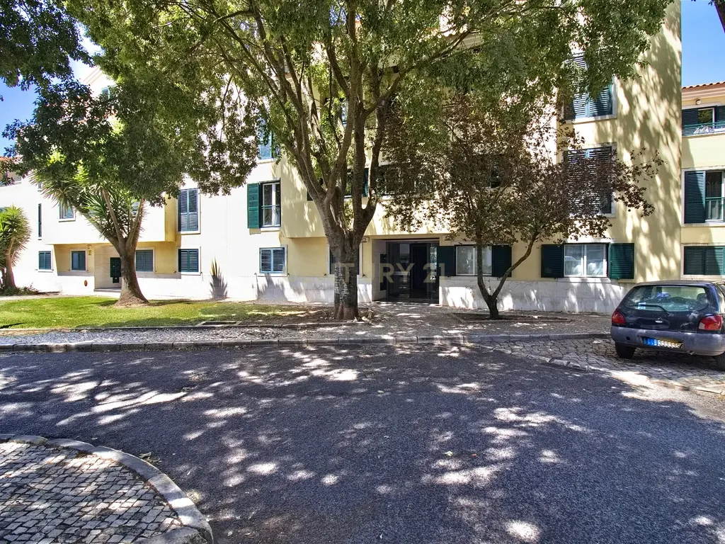 Apartamento T2 Mobilado, com Suíte, Varanda e Elevador em Caparide – São Domingos de Rana - Image 1
