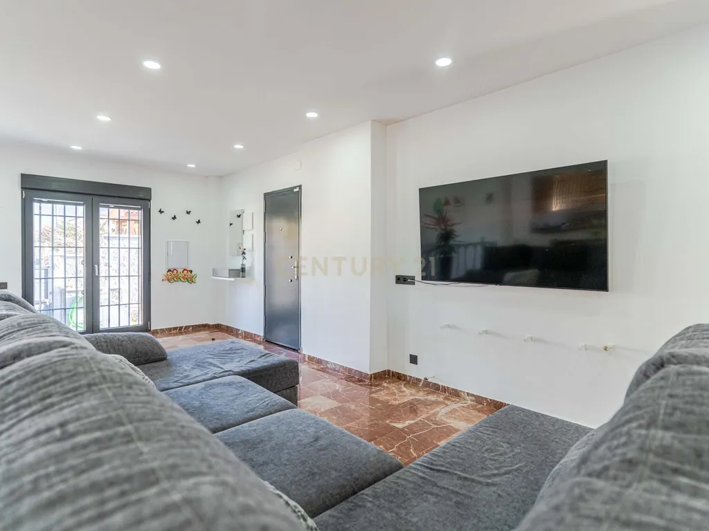 Moradia isolada em Otura com um terreno de 1.250 m², piscina, jardim e espaços para viver em paz - Image 18