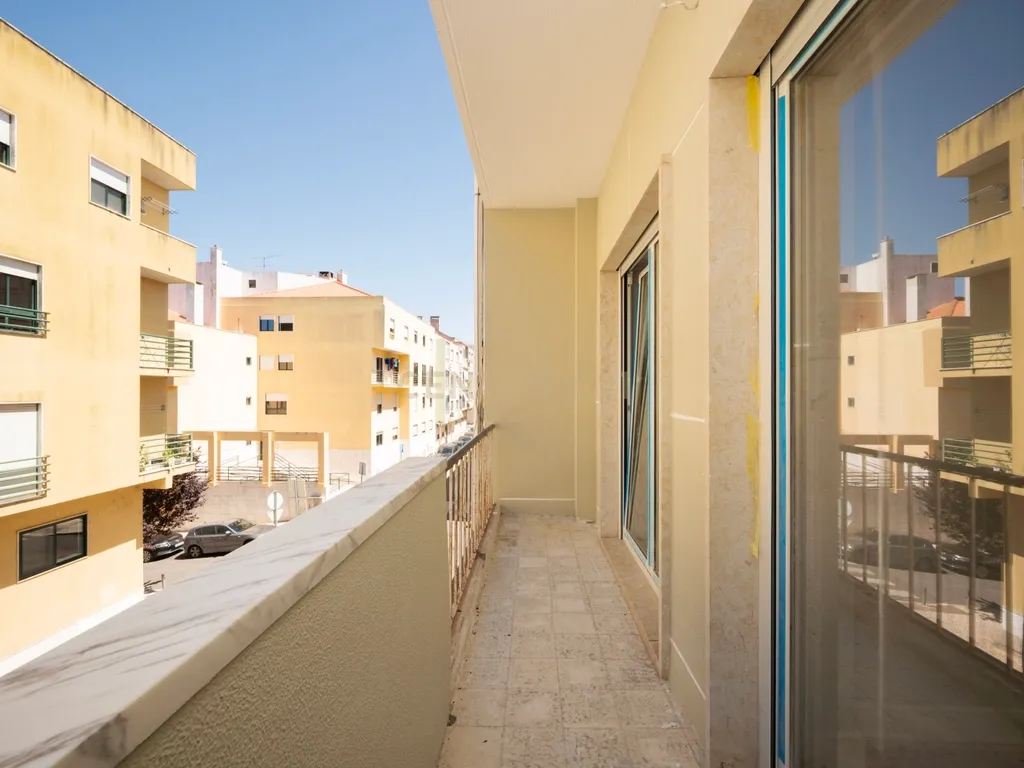 Apartamento T2 Totalmente Renovado em Queluz – Pronto a Habitar! - Image 21