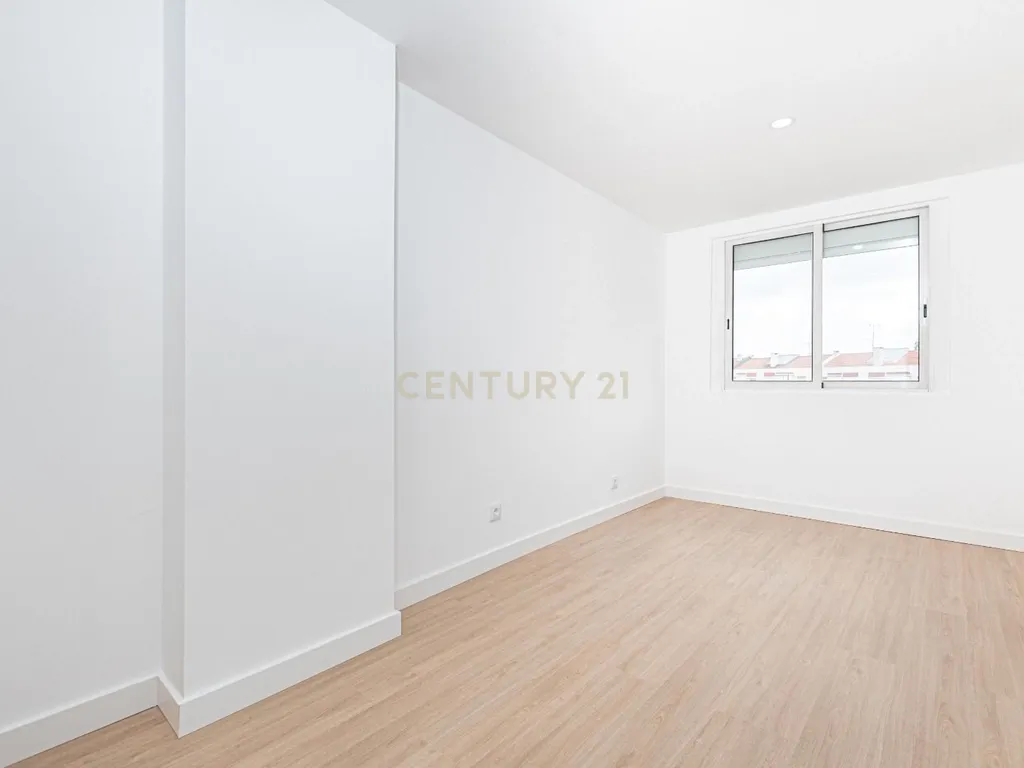 Apartamento T3 com Terraço/ Remodelação Total (Queluz) - Image 17