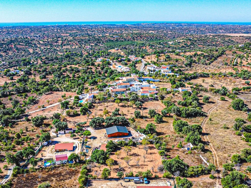 Terreno Rústico com 1.800 m² | Natureza, Privacidade e Excelente Potencial | Paderne - Image 11