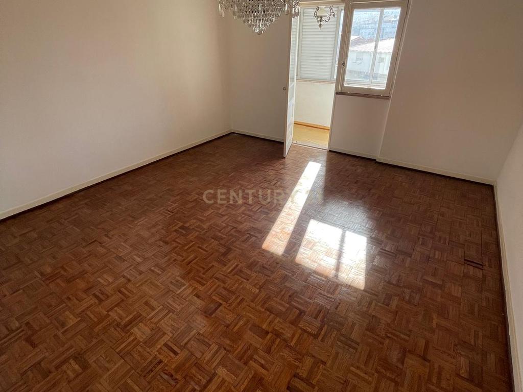 Apartamento T4 em Almada em frente ao metro de superfície! - Image 10