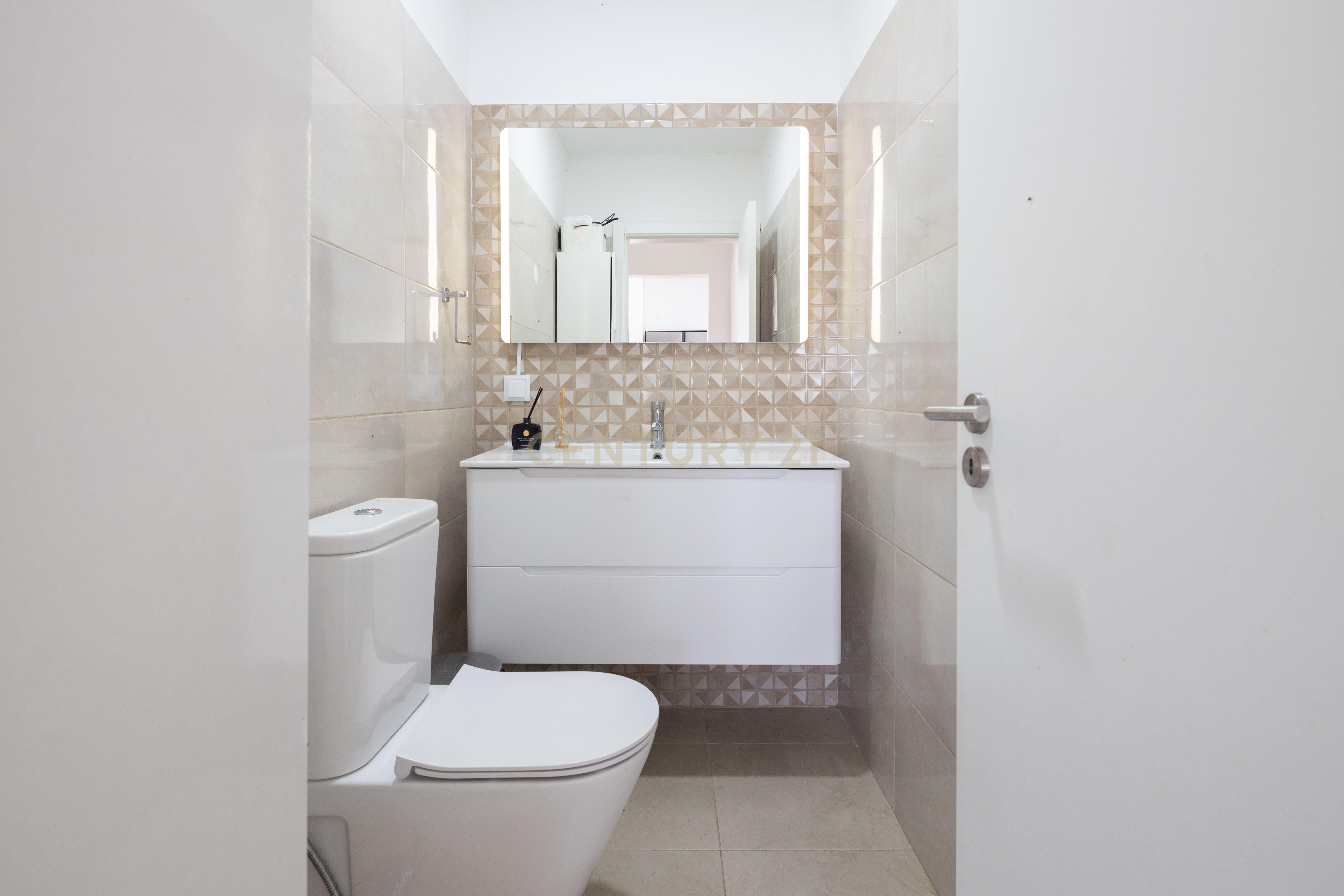 Fotografia 12 de Moradia T4 com Anexo | Garagem Independente | 221 m² de Construção | 10 minutos da praia | Quintinhas | Charneca de Caparica