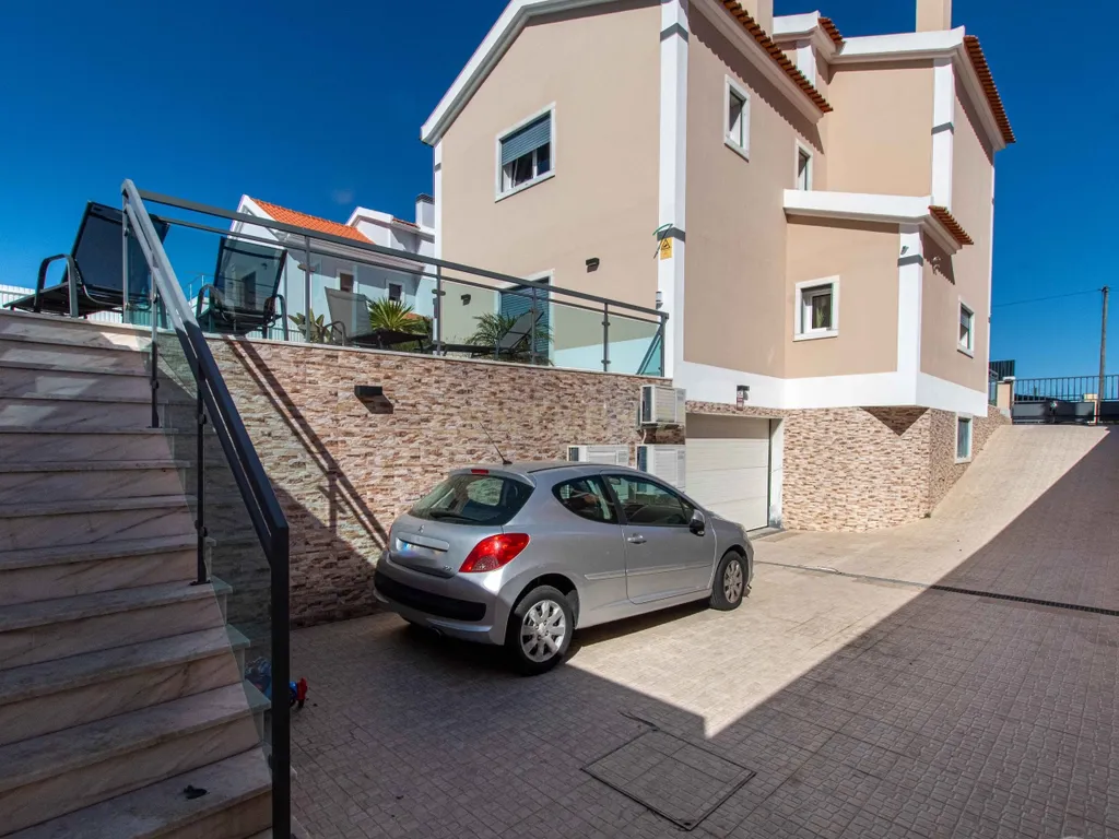 Moradia Independente T4+1 com Piscina, 321 m² de Construção e Garagem para 5 Viaturas | Albarraque, Rio de Mouro - Image 43