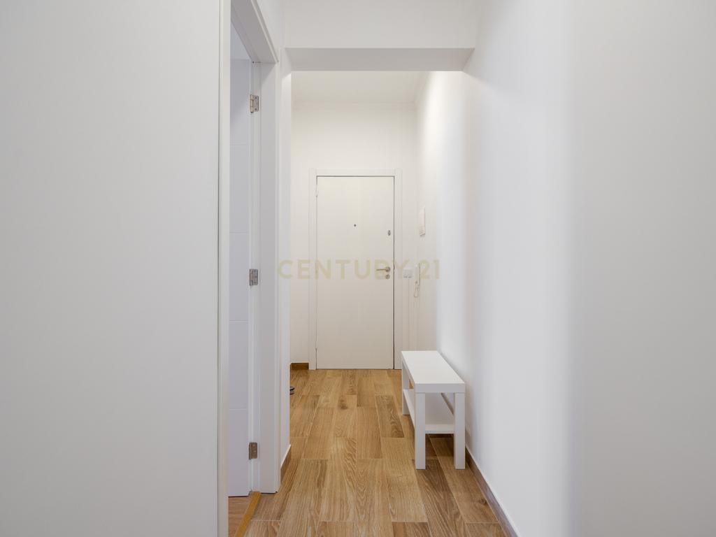 Apartamento T2 renovado em Portimão com varanda, 2 casas de banho e marquise espaçosa - Image 9