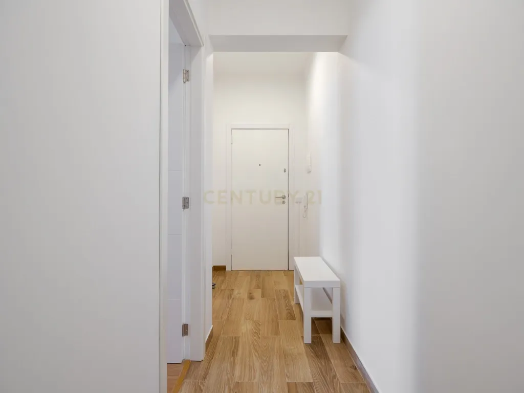 Apartamento T2 renovado em Portimão com varanda, 2 casas de banho e marquise espaçosa - Image 9