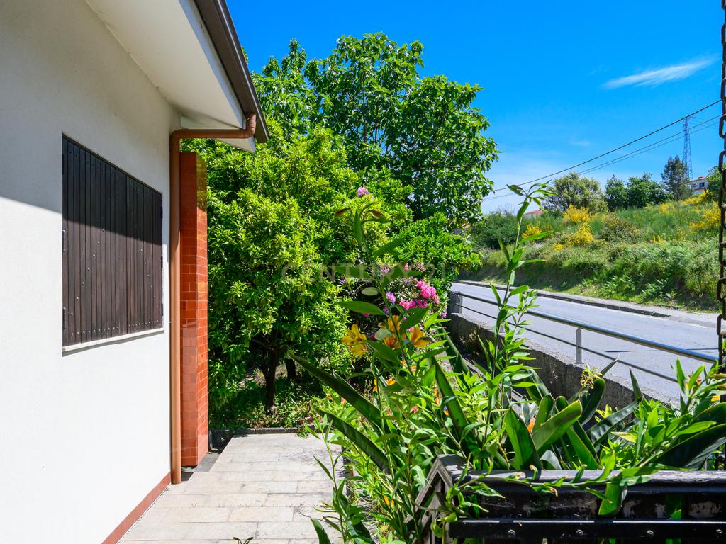 Descubra Esta Moradia T3 em Penafiel com Cave, Jardim e Acessos Excelentes - Image 4