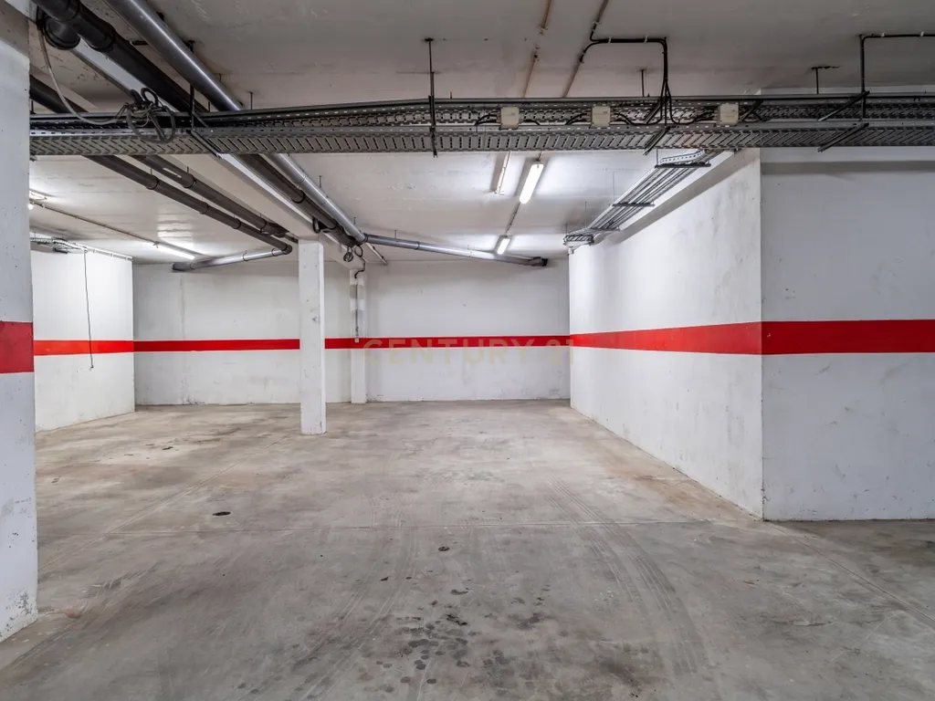 Moradia T2+1 geminada | Piscina - Garagem | Localização: Ferreiras, Centro - Image 33