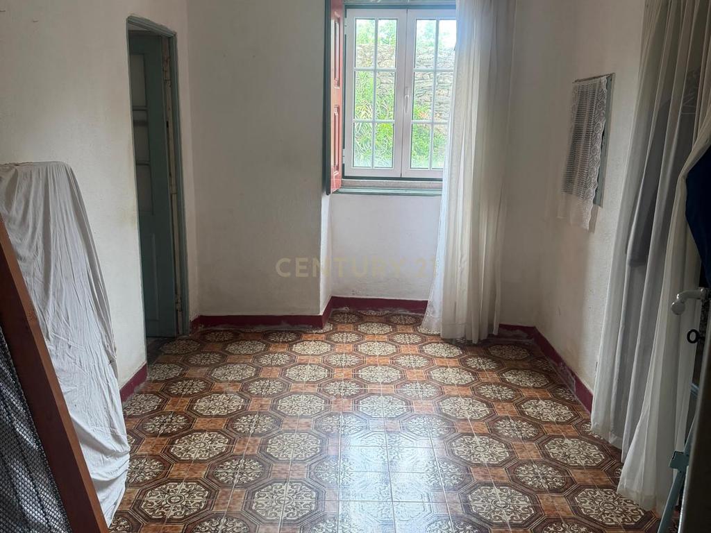 Excelente Oportunidade! Espaçosa Moradia T3 com Terraço em Mata, Castelo Branco - Image 11