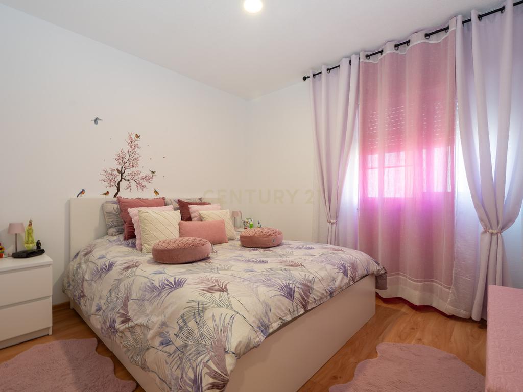 Apartamento de tipologia T4, com 2 WC e arrecadação localizado em Santo António dos Cavaleiros – Loures. - Image 14