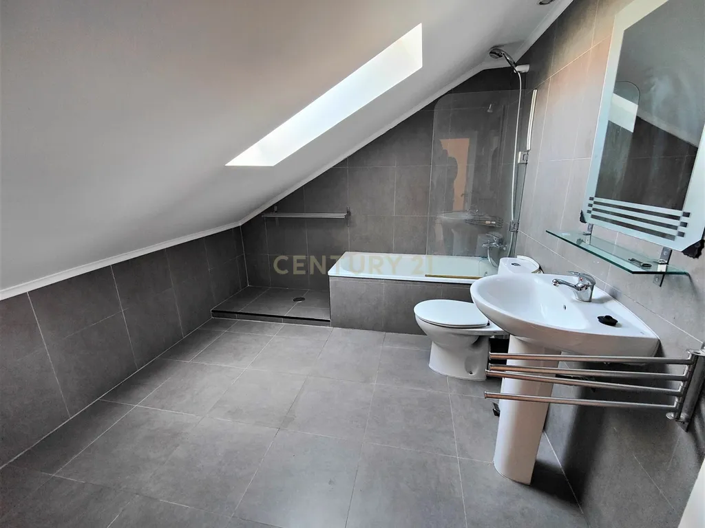 Apartamento T3+1 duplex com vista desafogada e muita luz Natural á Praça de Londres - Image 21