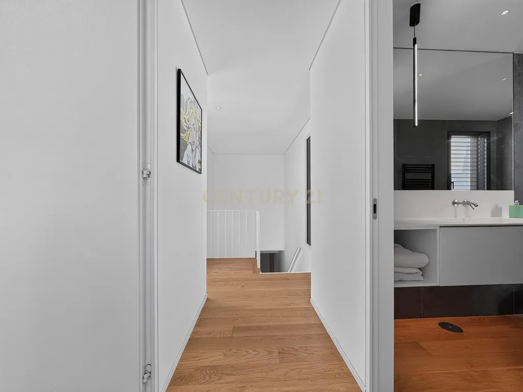 Moradia T3 de Excelência na Aroeira – Conforto, Elegância e Qualidade de Construção - Image 11