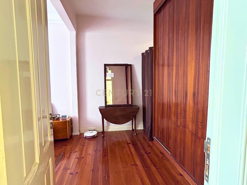 T2 Remodelado com Vista Lateral de Rio – 80m² de Conforto e Luminosidade - Image 13