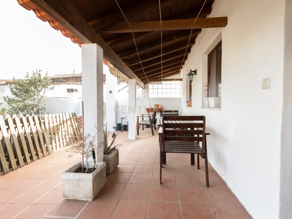 Moradia T5 com Terraço e Espaço Exterior - Image 35
