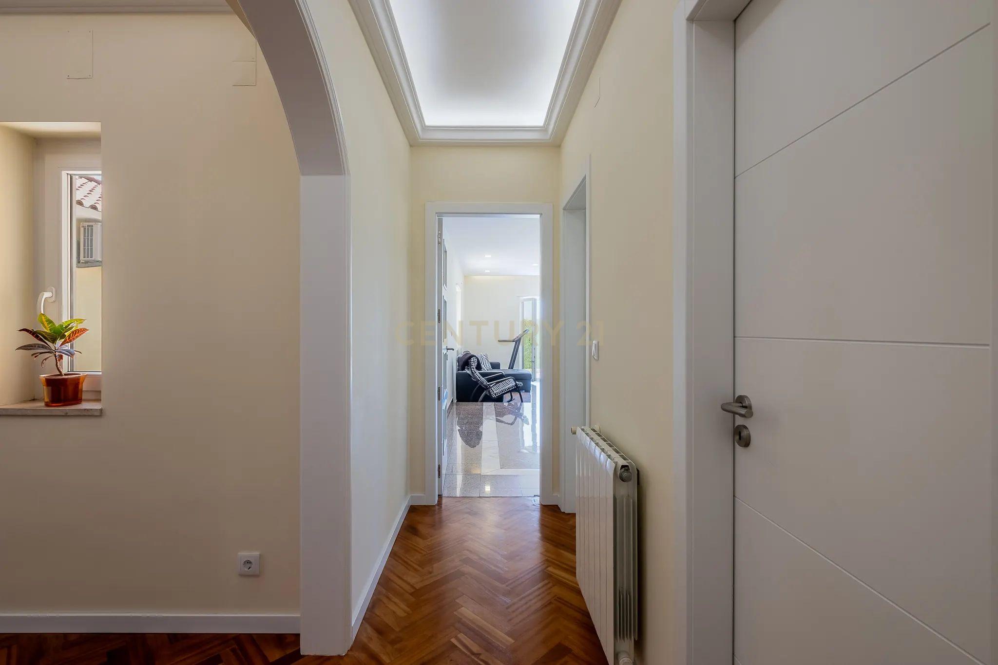 Térrea T4 recentemente remodelada inserida num terreno plano com 1800 m² - Image 18