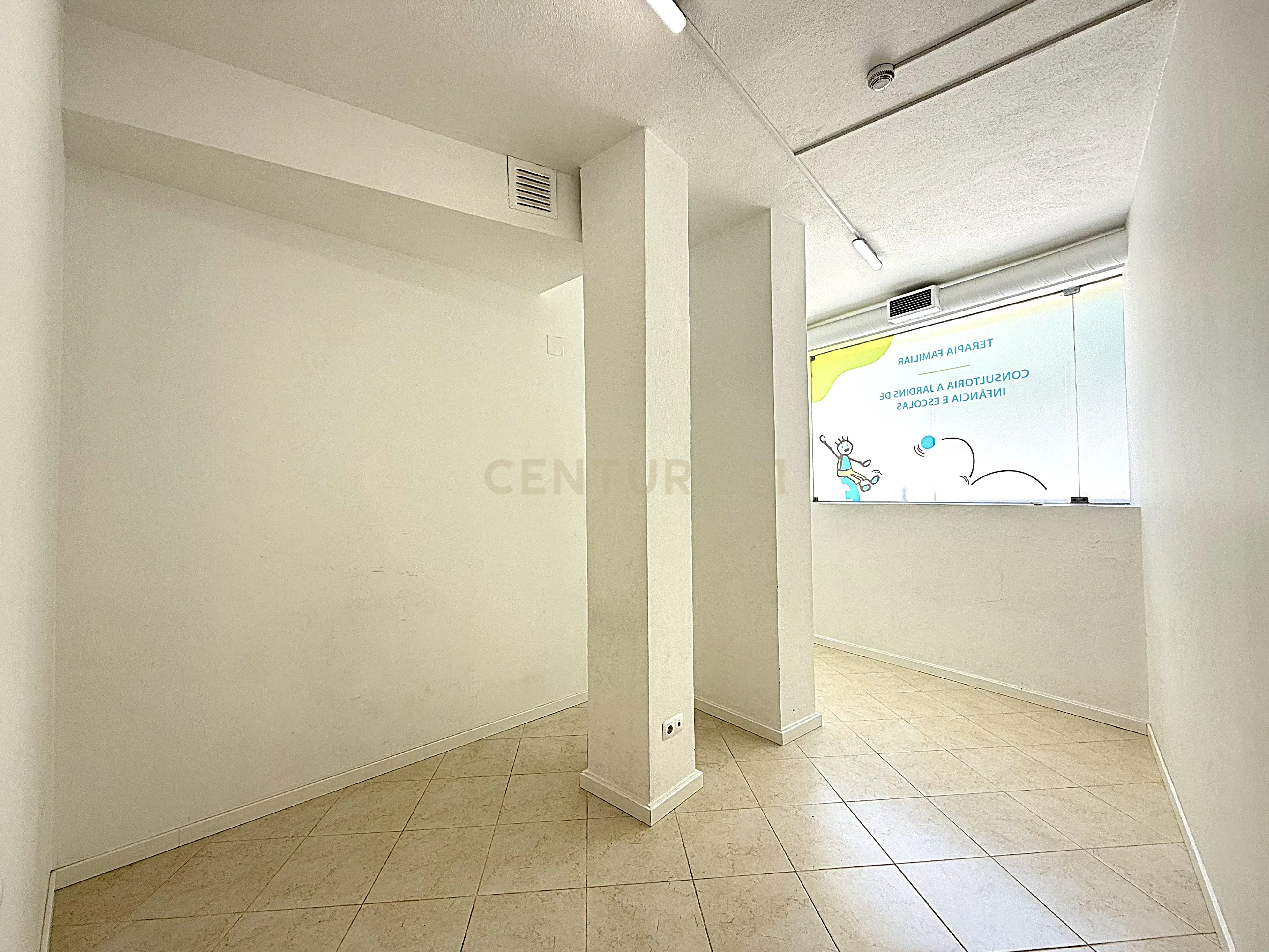 Fotografia 9 de Espaço comercial com montras panorâmicas - Penha, Faro