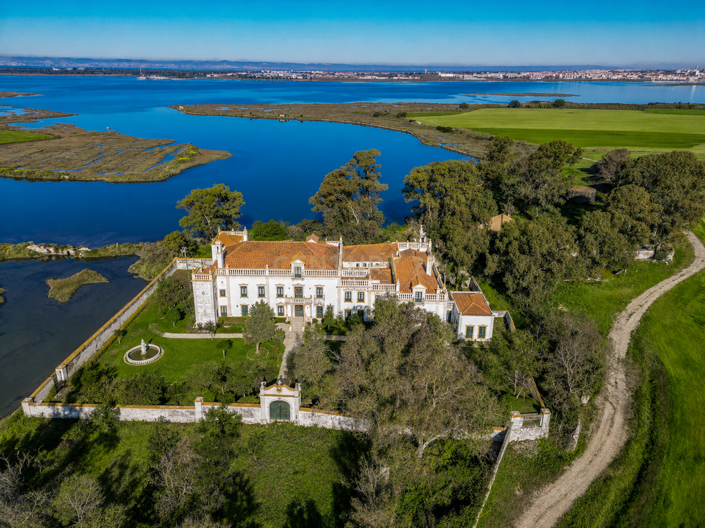 Quinta na margem sul do Tejo, com 105ha, com 5.000m2 de área urbana. - Image 1