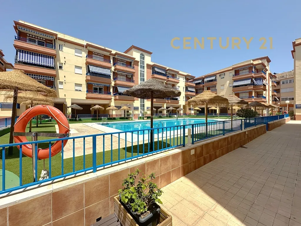 Apartamento de um quarto para arrendar em Torrox Costa com terraço e piscina - Image 15