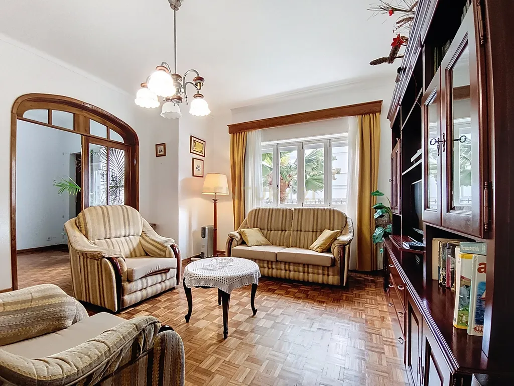 Casa Espetacular em Ponta Delgada com Jardim e Garagem - Image 3