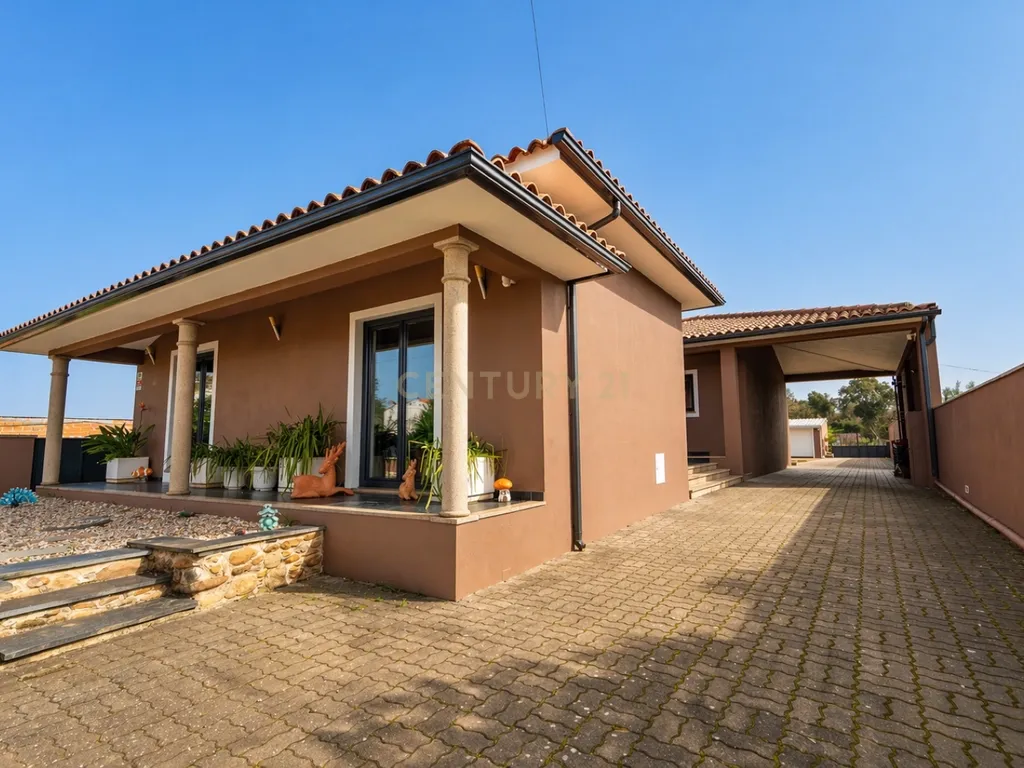 Moradia T3 terréa em bom estado com piscina,jardim,anexo,arrumação,quintal e vistas boas num local sossegado a 5 min de Lousã - Image 9