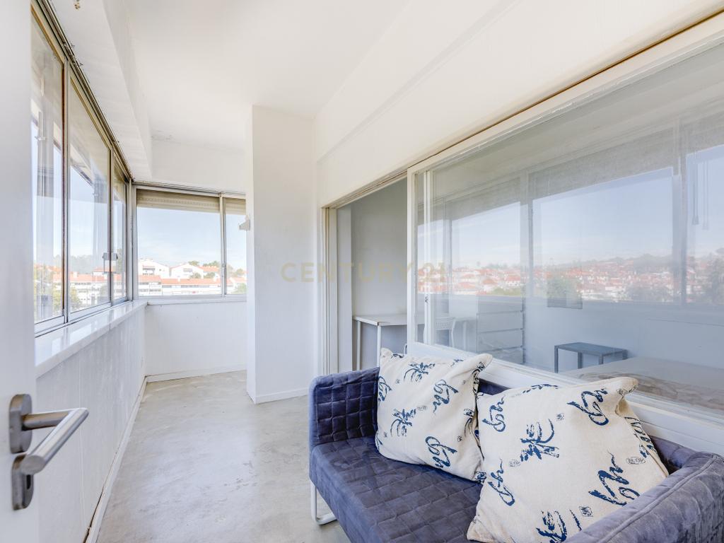  Apartamento T4 para Remodelação no Coração dos Olivais, com Vista Fantástica - Image 11