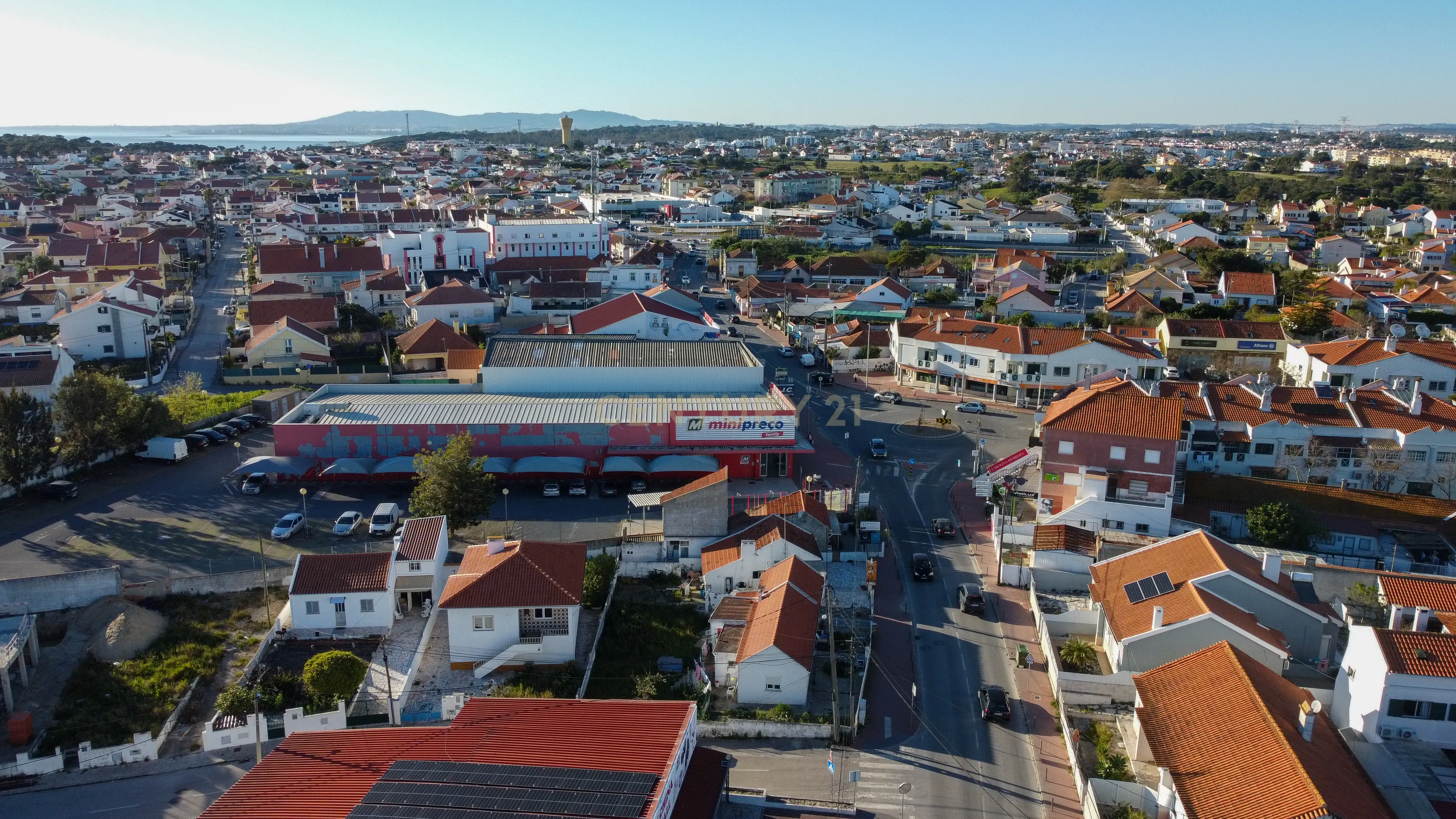 Moradias Térreas em banda no centro da Charneca Caparica - Image 1