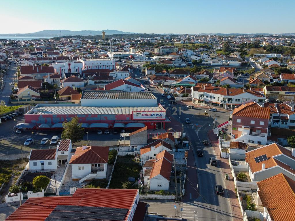 Moradias Térreas em banda no centro da Charneca Caparica - Image 1