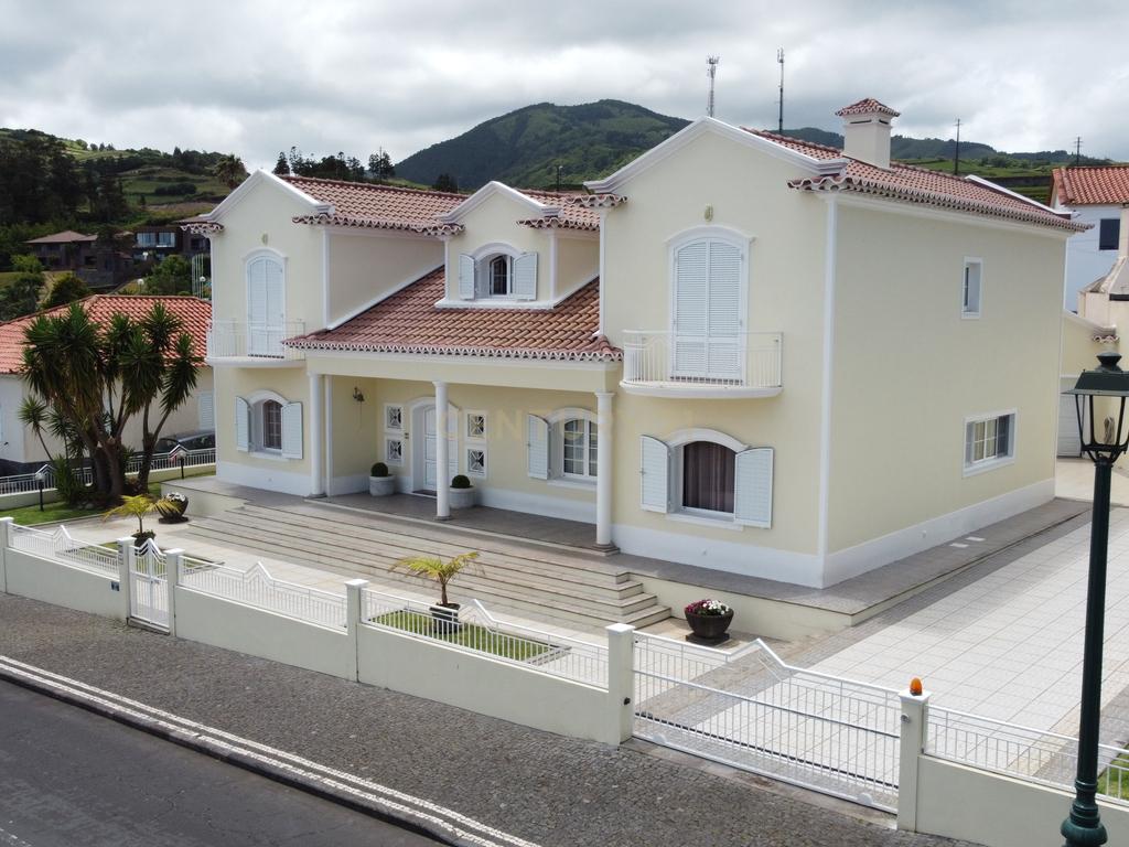 Moradia de Assinatura no Concelho do Nordeste – Exclusividade, Luz e Vistas - Image 1