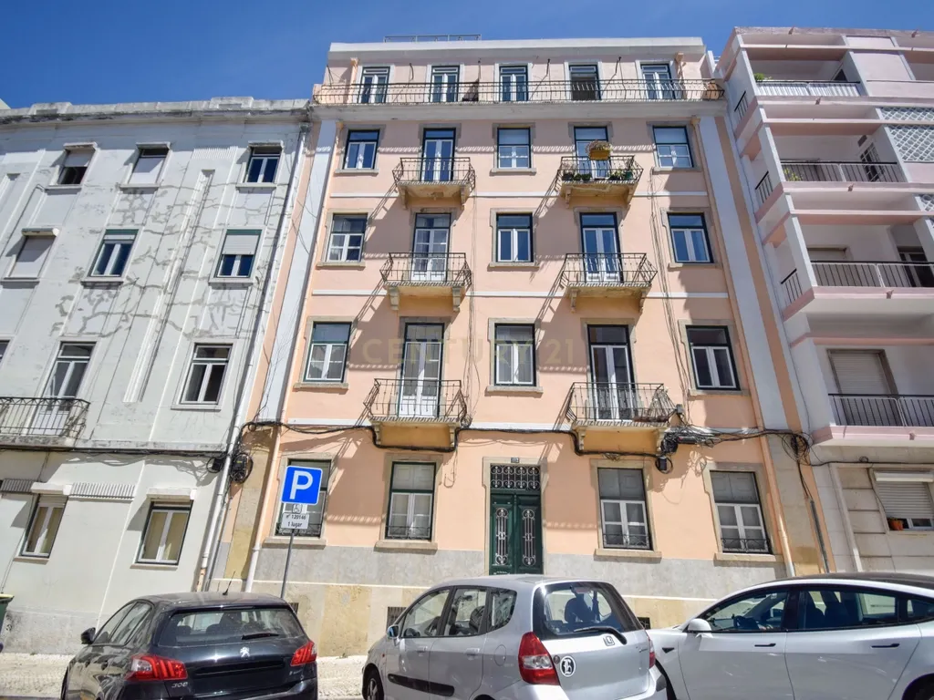 Apartamento T2+1 Renovado no Coração de Campo de Ourique - Image 1