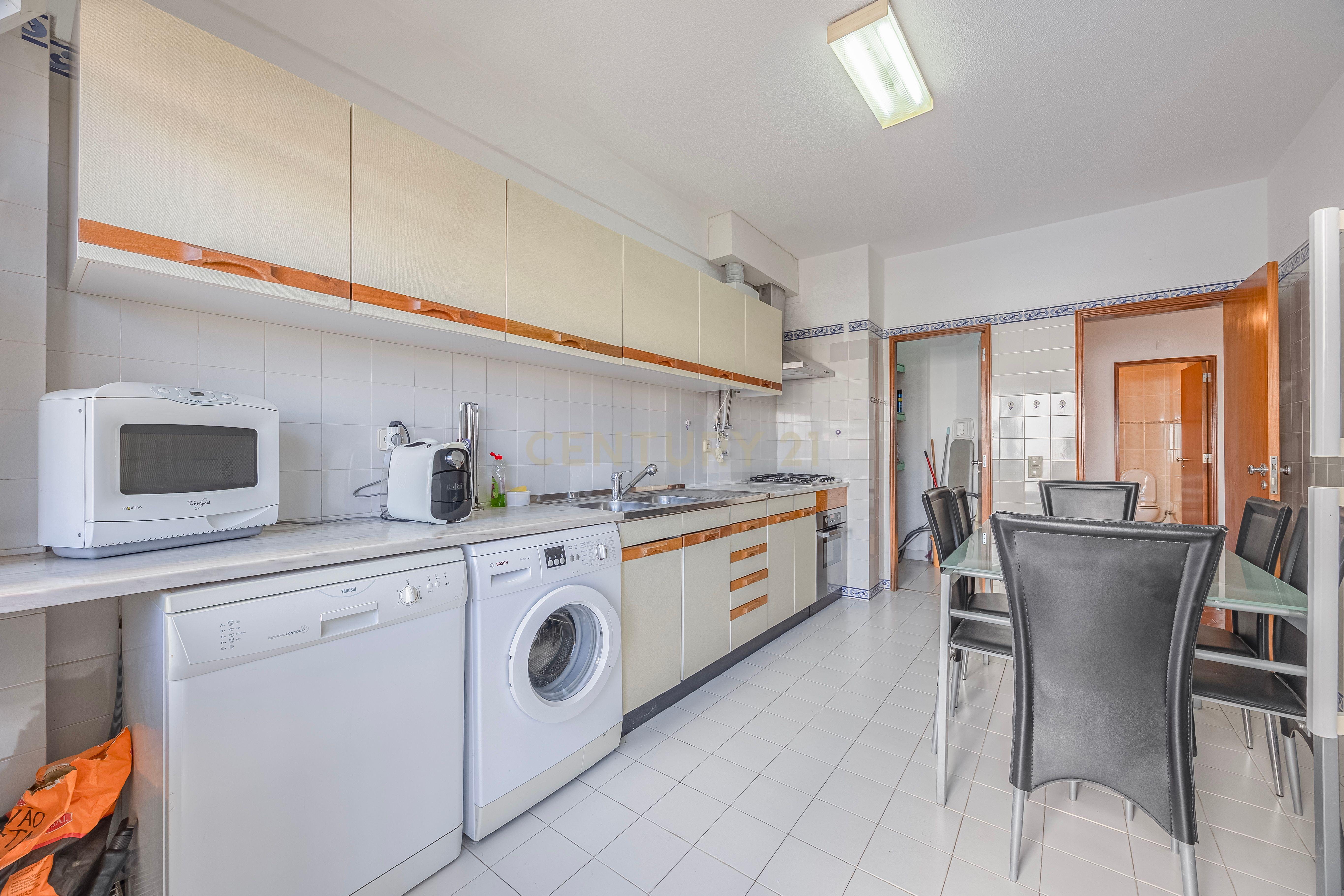 Fotografia 9 de Apartamento T2 Excelente com Duas Varandas e  Exposição Solar privilegiada