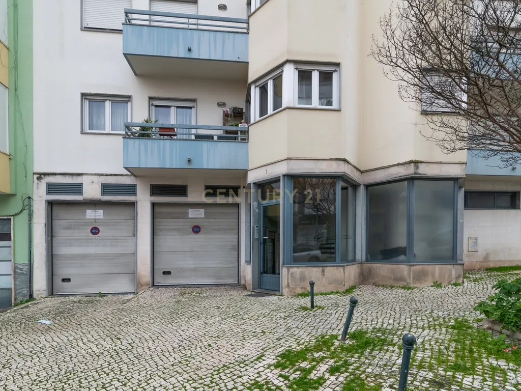 Apartamento T4 no Centro de Odivelas com Parqueamento para 3 Viaturas - Image 35