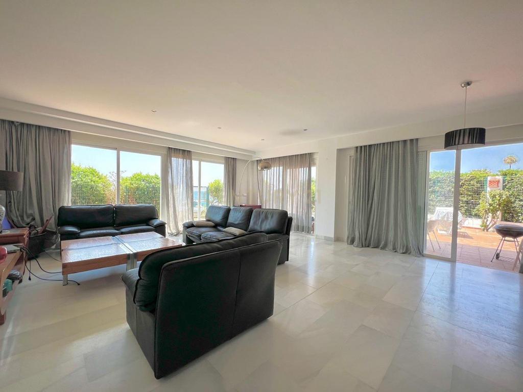 Casa con vistas al mar en primera línea – Urbanización Bahía de Estepona - Image 3