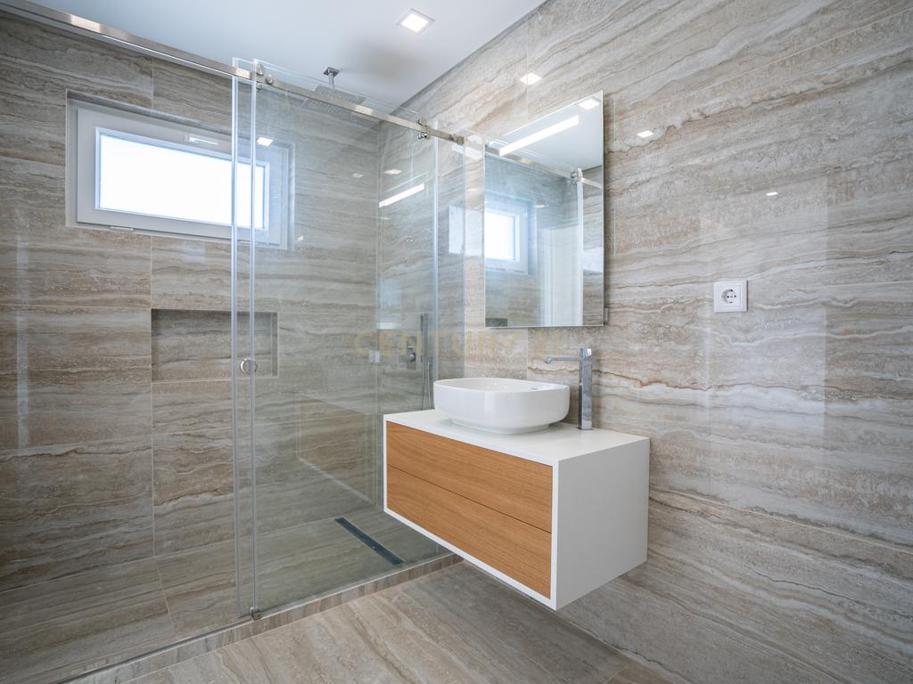 Moradia Térrea com piscina e quatro suites - Image 34