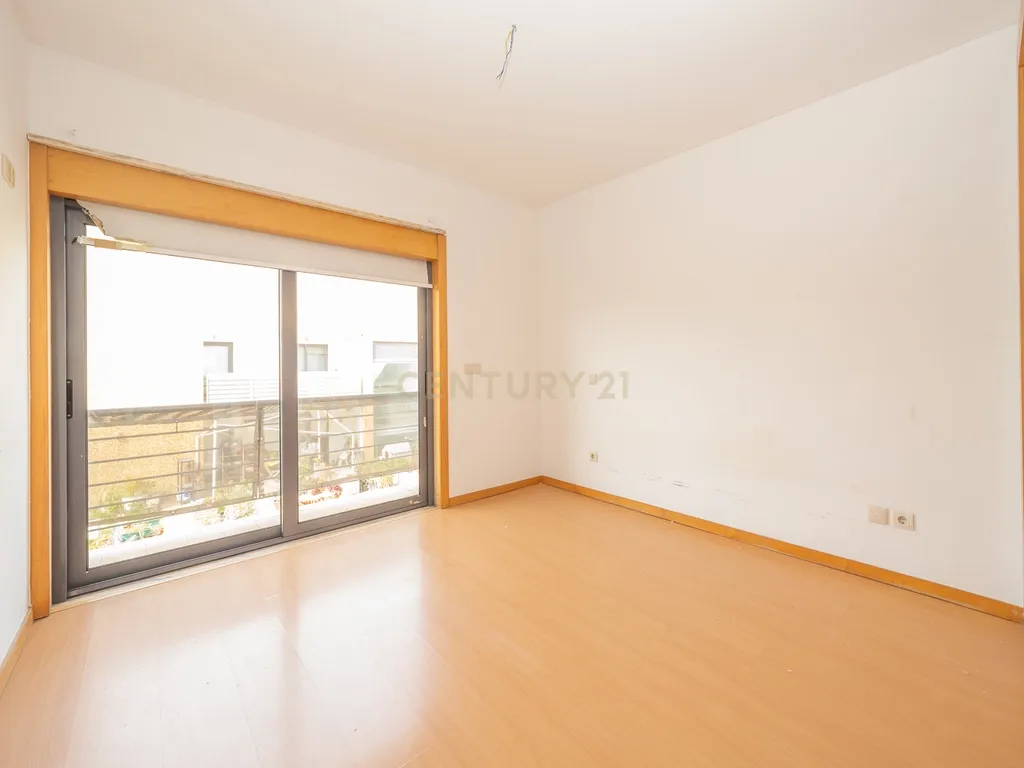 Apartamento T3 com Duas Varandas, Garagem Box e Lugar de estacionamento na Vila Serena, Pinhal Novo - Image 28