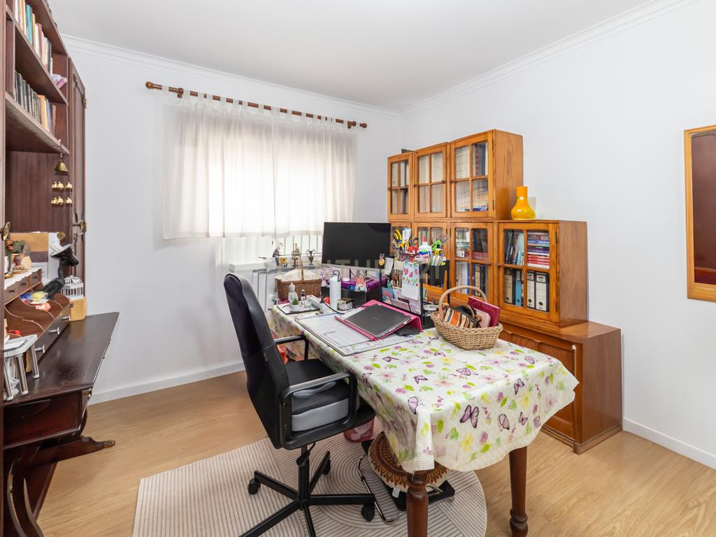 Moradia T5 no centro da Quinta do Conde – Espaço, Conforto e Localização Perfeita - Image 19