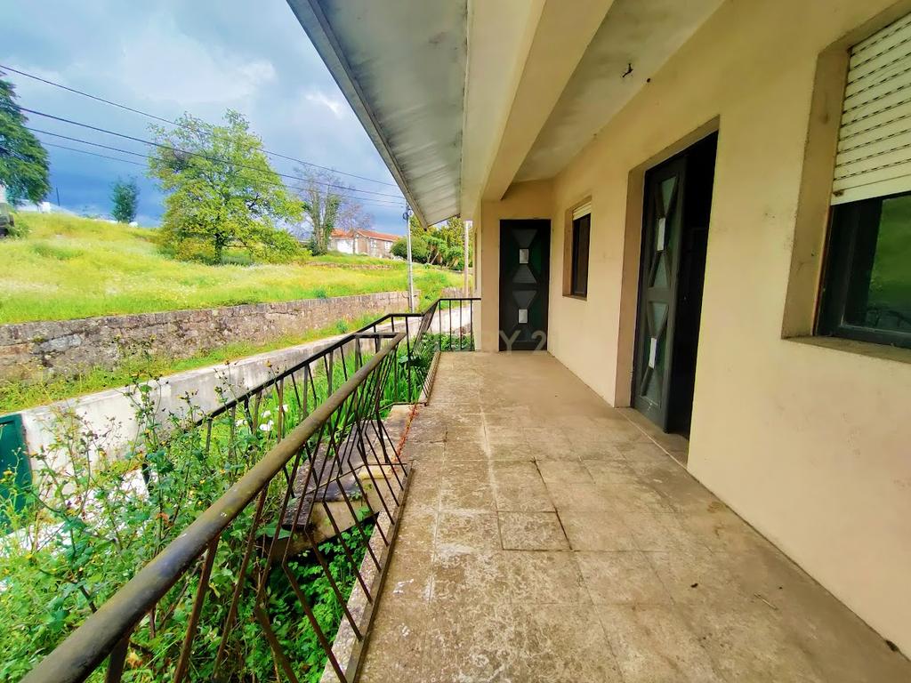 Moradia com 4 quartos, 3 armazéns e muito potencial em Freamunde, Paços de Ferreira - Image 3