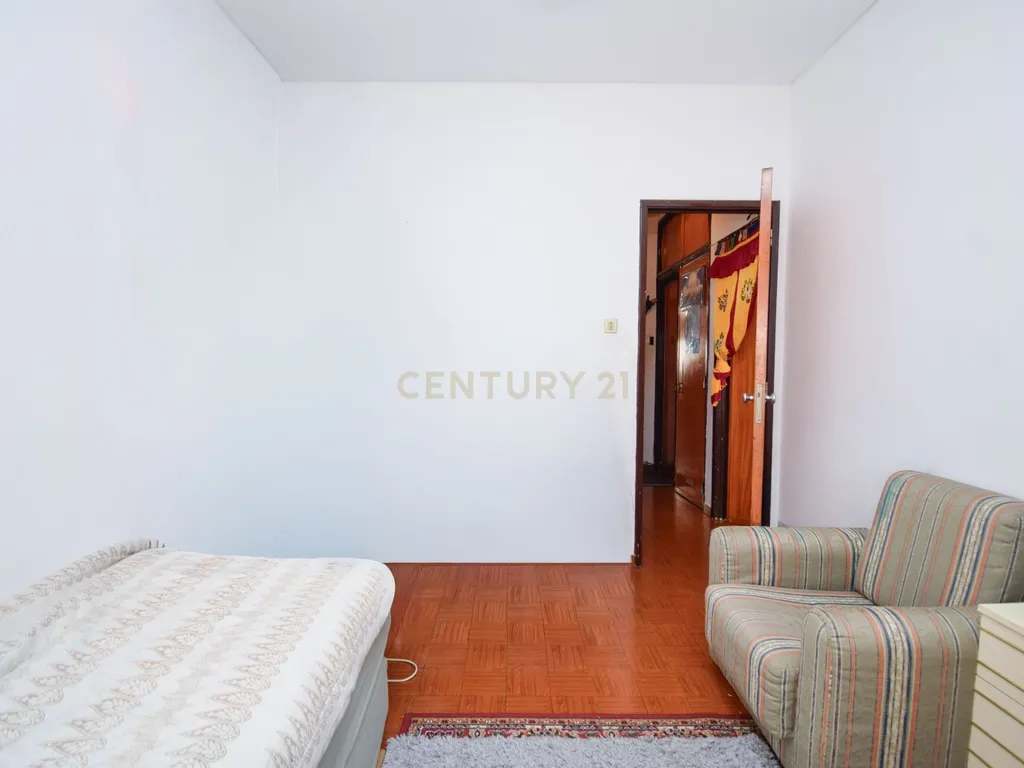 Apartamento T2 em zona central, inserido em prédio com 2 elevadores - Image 3