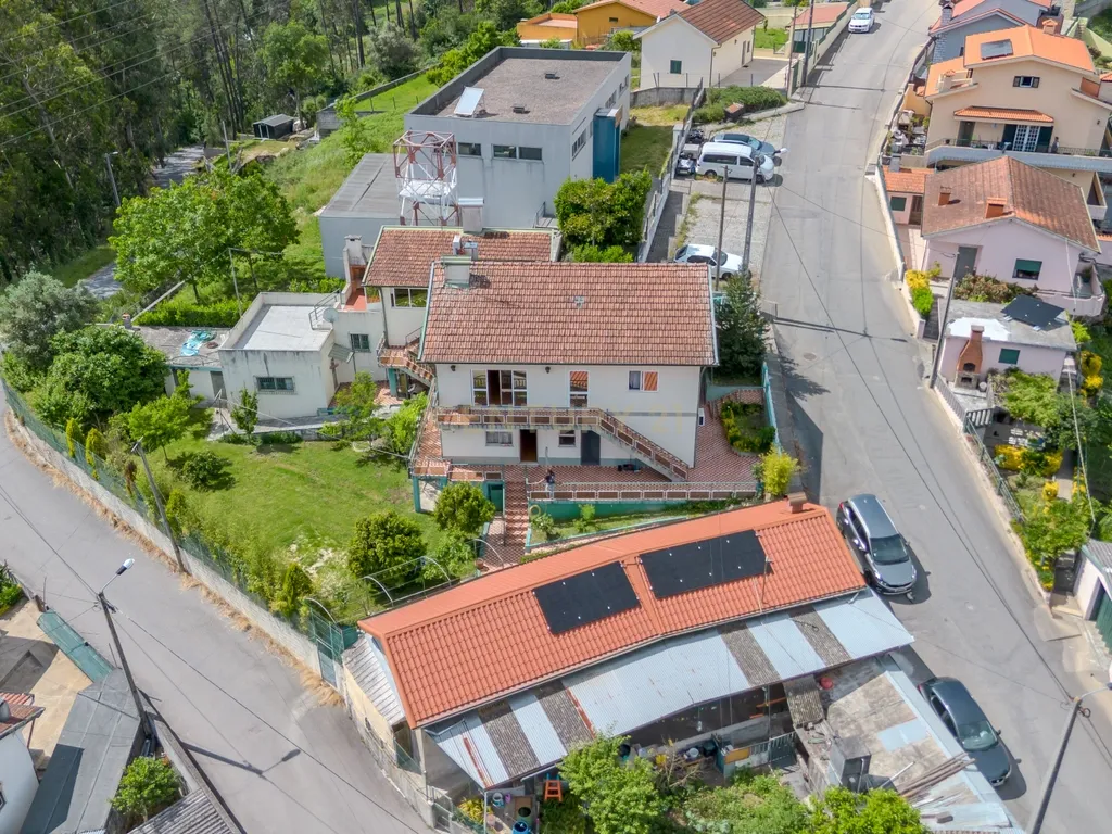 Moradia Bifamiliar T3+T3 em São Pedro da cova – Espaço, Tranquilidade e Conforto - Image 54