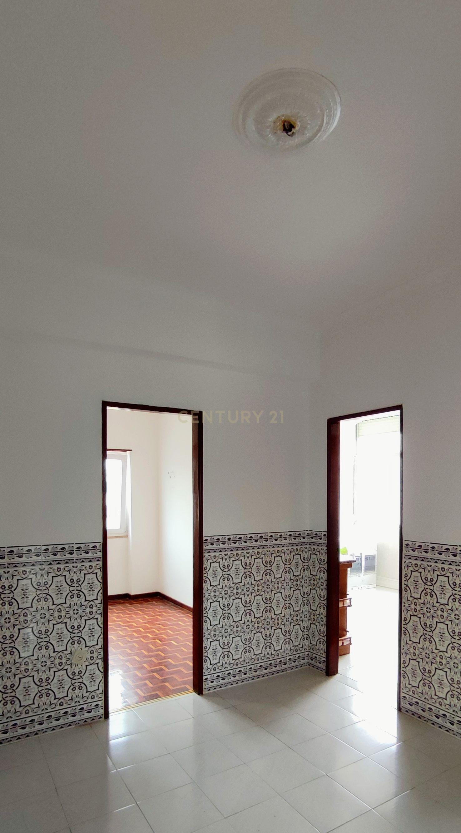 Apartamento T2 Centro Barreiro - Image 3