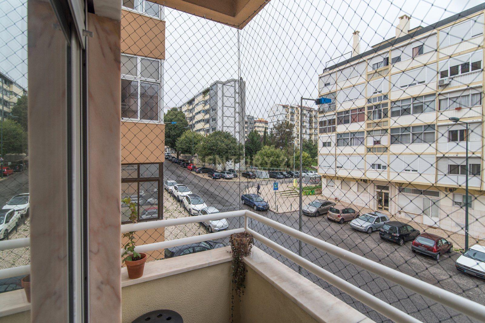 T2 com Garagem | 450 m do Metro - Image 10