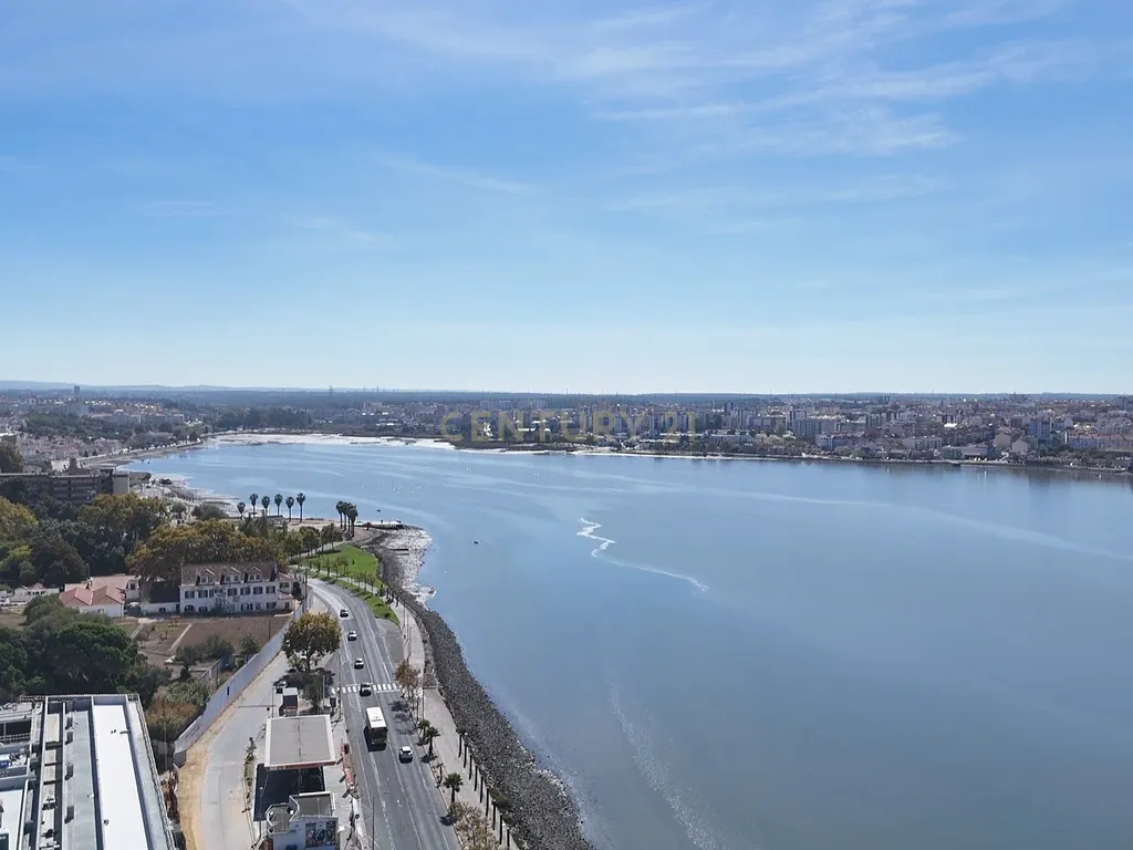 ✨ T3 de Excelência com Vista para a Baía do Seixal, Ponte 25 de Abril e Lisboa - Image 37