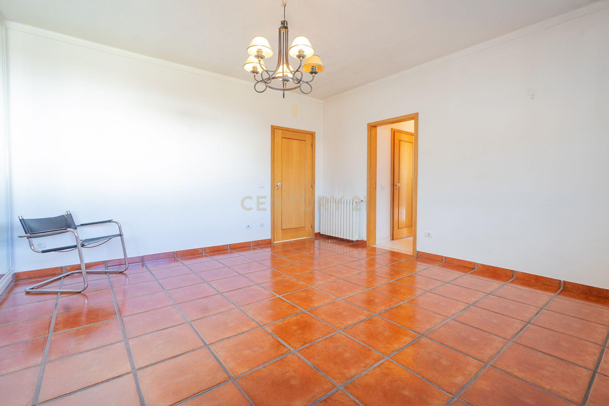 Moradia T5 com varanda coberta,terraço,piscina,jardim,poço,anexo e telheiro numa localização privilegada no centro de Lousã - Image 42