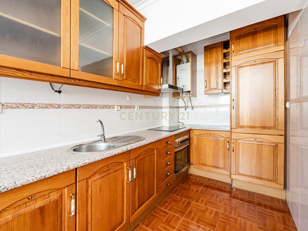 Apartamento T3 com Excelente Localização em Agualva-Cacém - Image 14