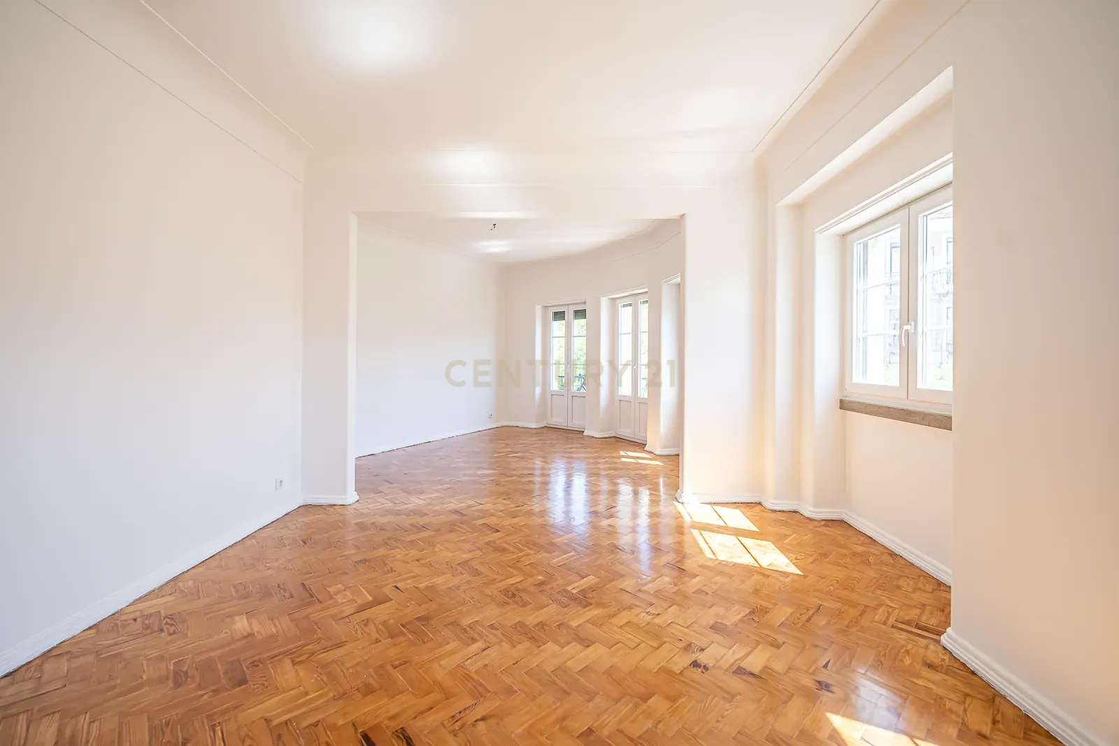 APARTAMENTO T4 TRANFORMADO EM T3 ARROIOS - ARRENDAMENTO - Image 3
