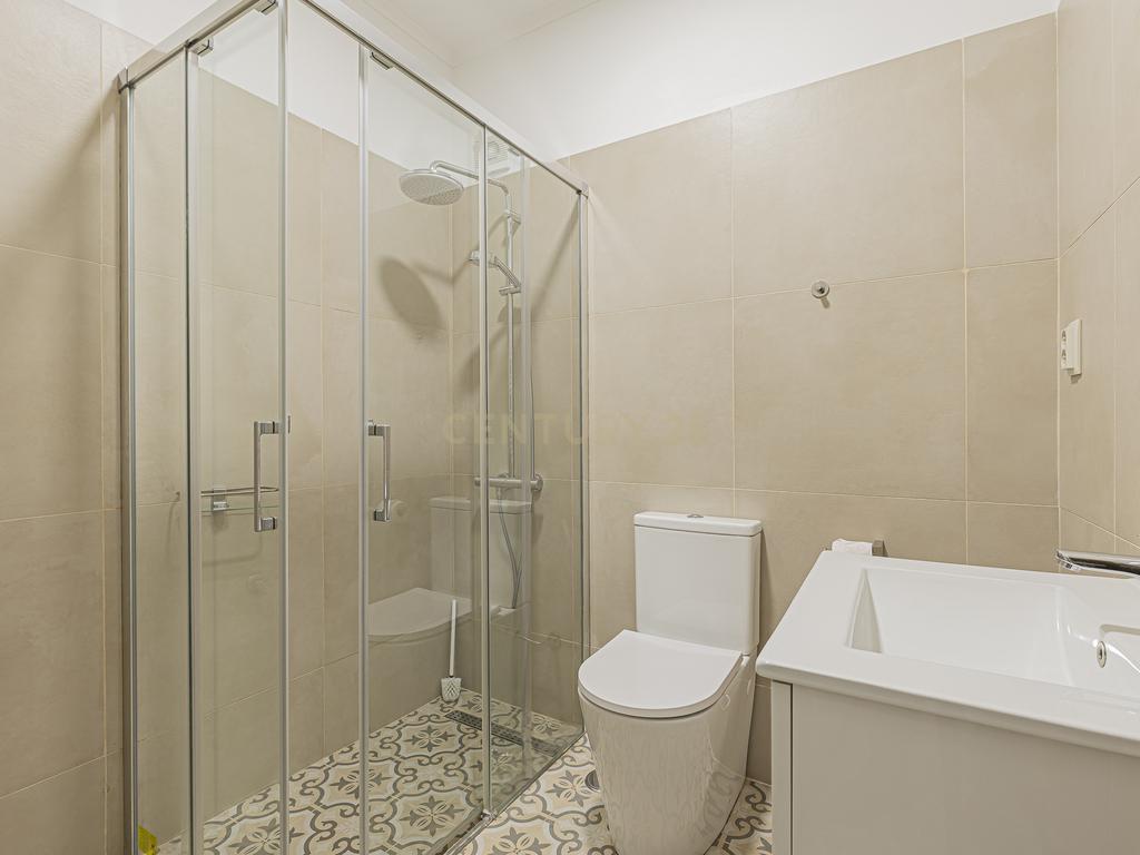 APARTAMENTO REMODELADO NO CENTRO DA COSTA DE CAPARICA - Image 18