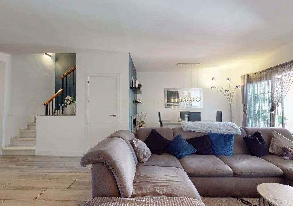 Casa Térrea em Málaga com Jardim e Piscina em Comunidade Fechada - Image 3