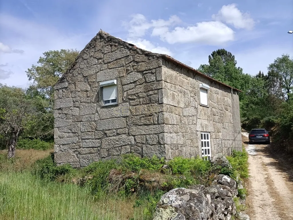 Moradia T3 +2 + Terreno Rústico de 3.700m2 em Fornos de Algodres - Image 2