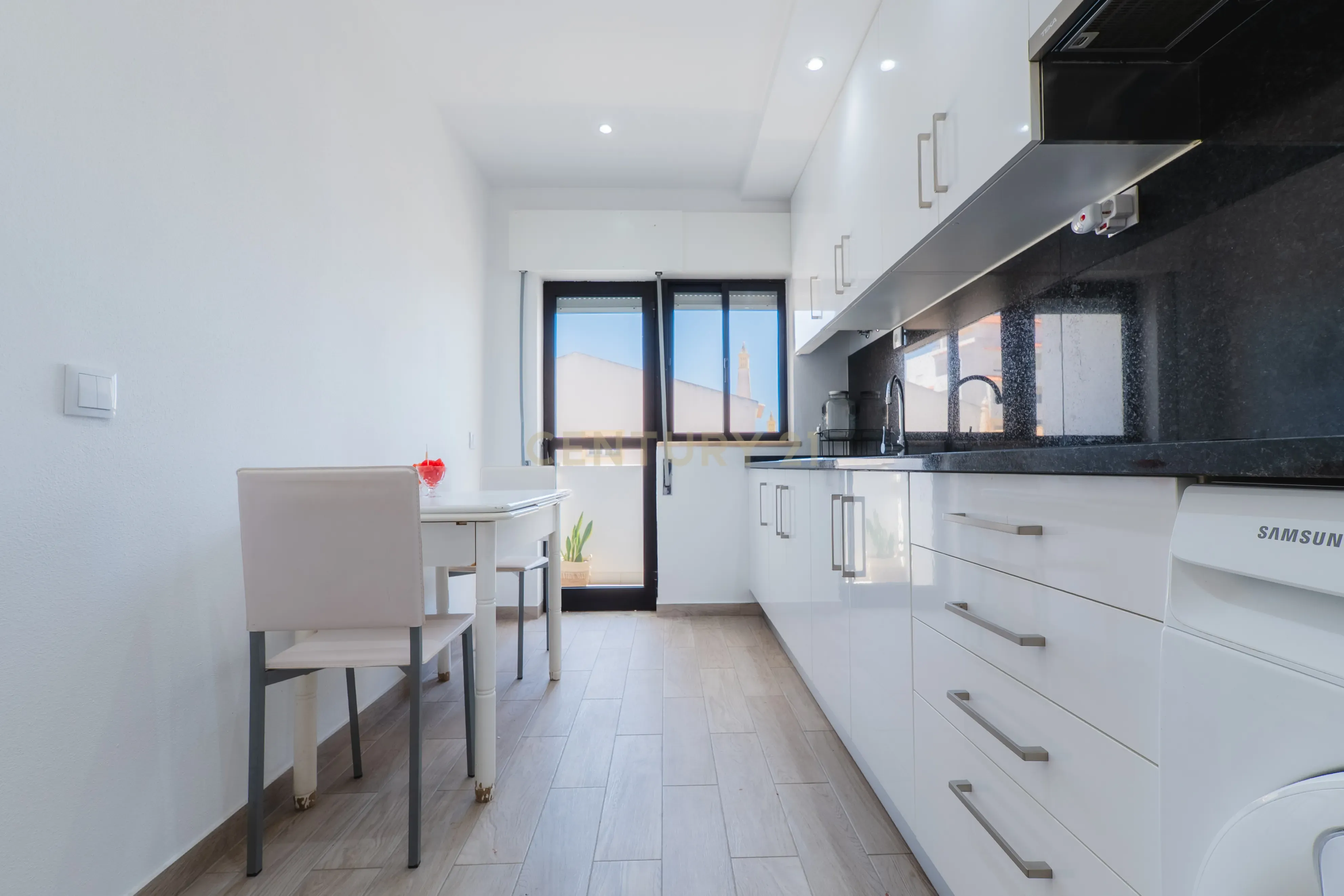 Fotografia 5 de Apartamento renovado com Piscina, Garagem, com varandas, perto da praia em Alvor