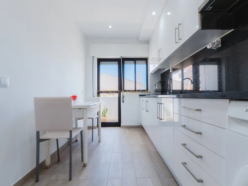 Apartamento renovado com Piscina, Garagem, com varandas, perto da praia em Alvor - Image 5
